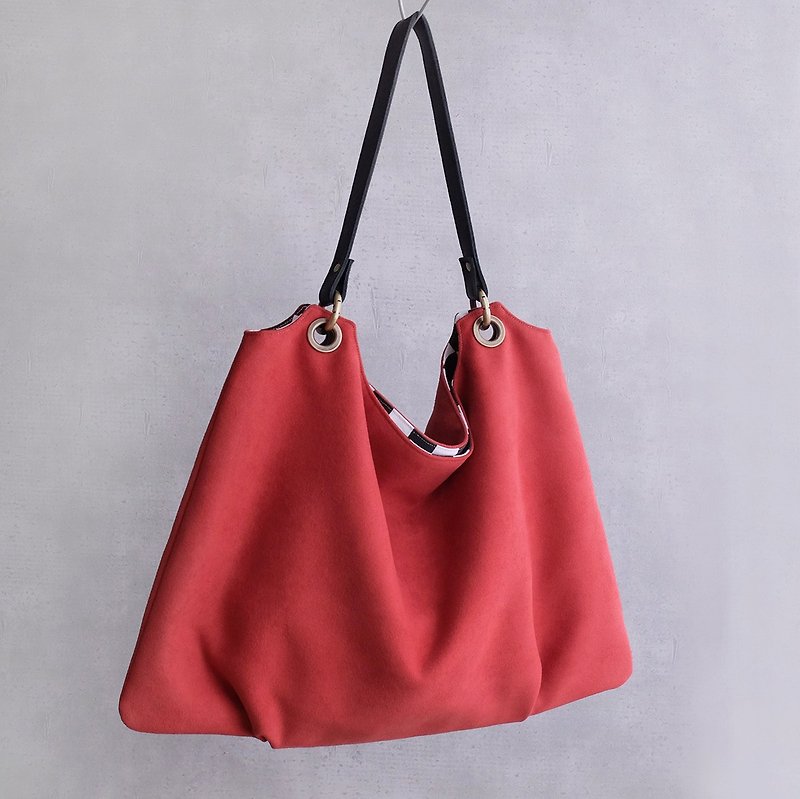 Wild rose suede trapezoidal air sensation pleated bag flip face color leather handle red black and white - กระเป๋าแมสเซนเจอร์ - ผ้าฝ้าย/ผ้าลินิน สีแดง