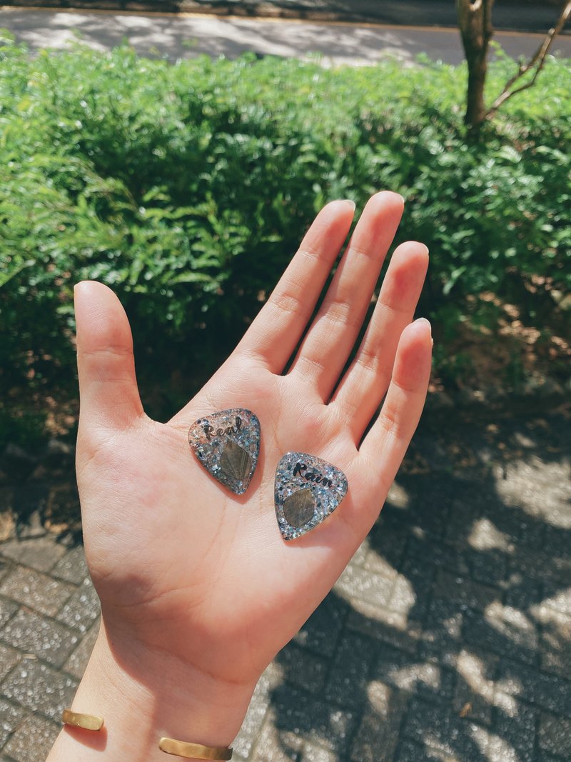 【客製化禮物】碳黑碎石繡球花單葉押花結他撥片 Guitar Pick - 吉他配件 - 樹脂 黑色