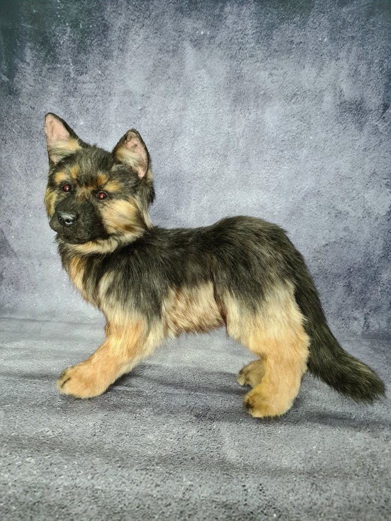 德國牧羊犬。 逼真的毛絨狗。 逼真的玩具聖誕禮物創意。 - 公仔模型 - 其他金屬 咖啡色