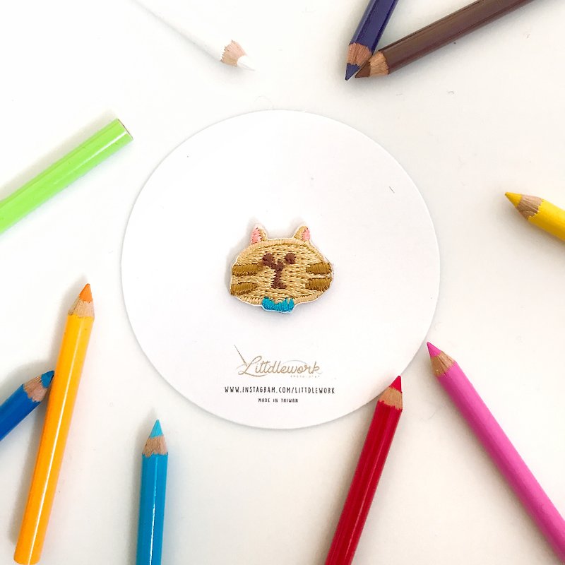 Embroideried patch Embroidery pin | Brown cat | Littdlework - Brooches - Thread Multicolor