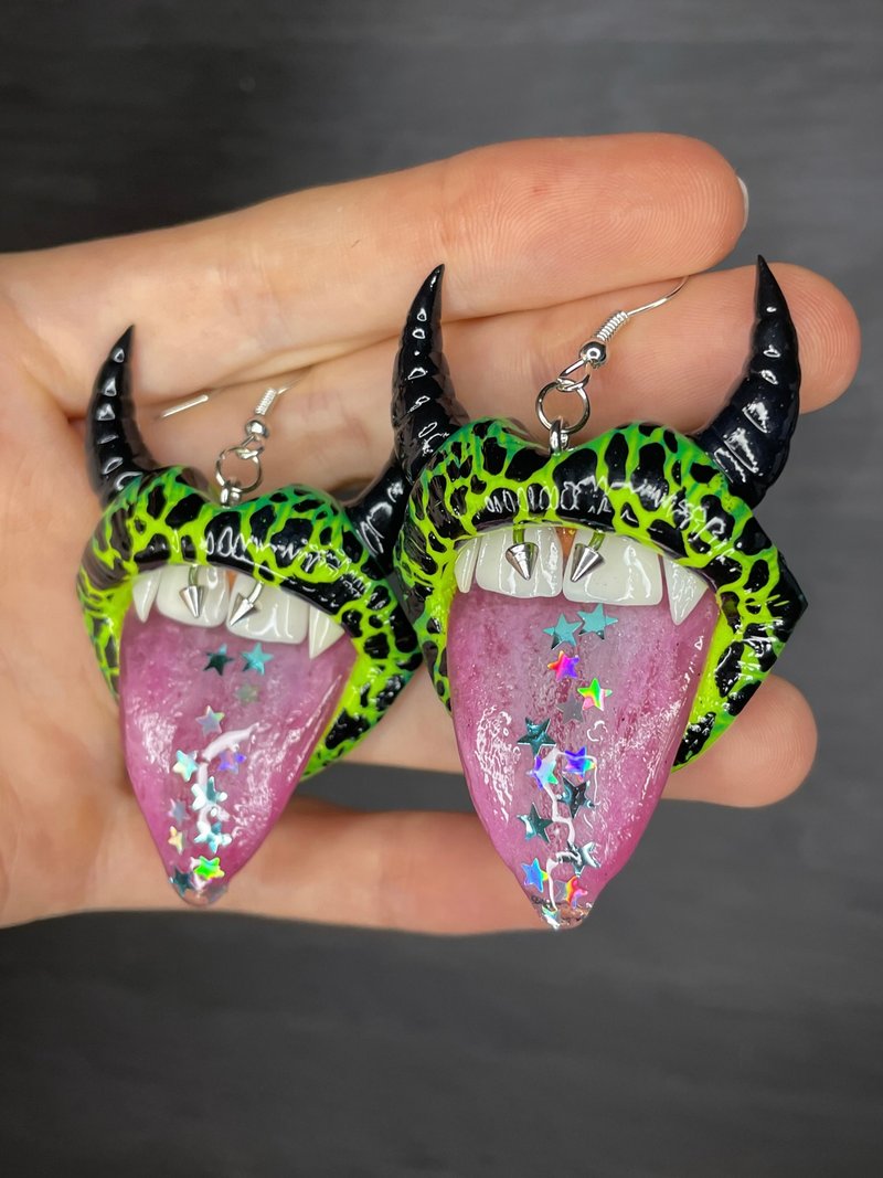 Earrings. Green & black lips with saliva drips. - ต่างหู - ดินเหนียว 