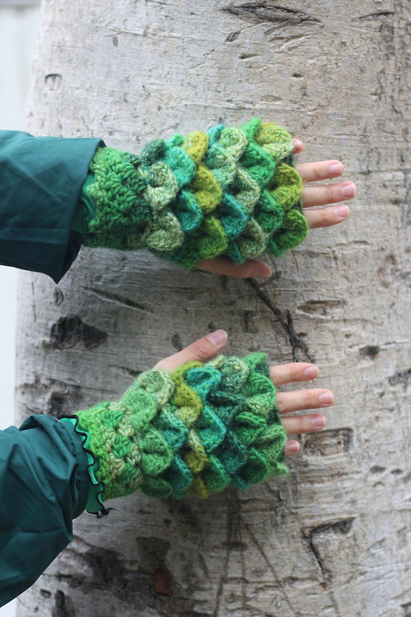 Adopt Your Dragon Scale Gloves Hand-crocheted - ถุงมือ - ขนแกะ สีเขียว