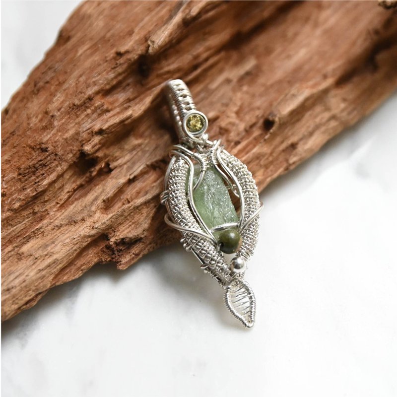 [Native] green leaf aquamarine Stone woven sterling silver pendant - Necklaces - Gemstone Green