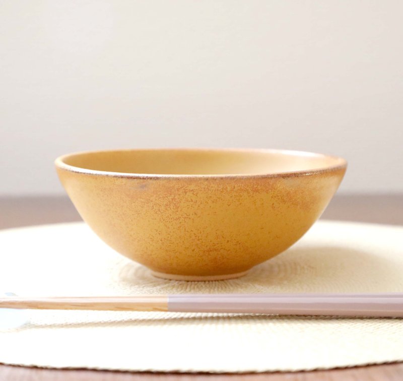 A large rice bowl with a soft earthenware taste and Yamabuki crystal glaze - ถ้วยชาม - ดินเผา สีส้ม