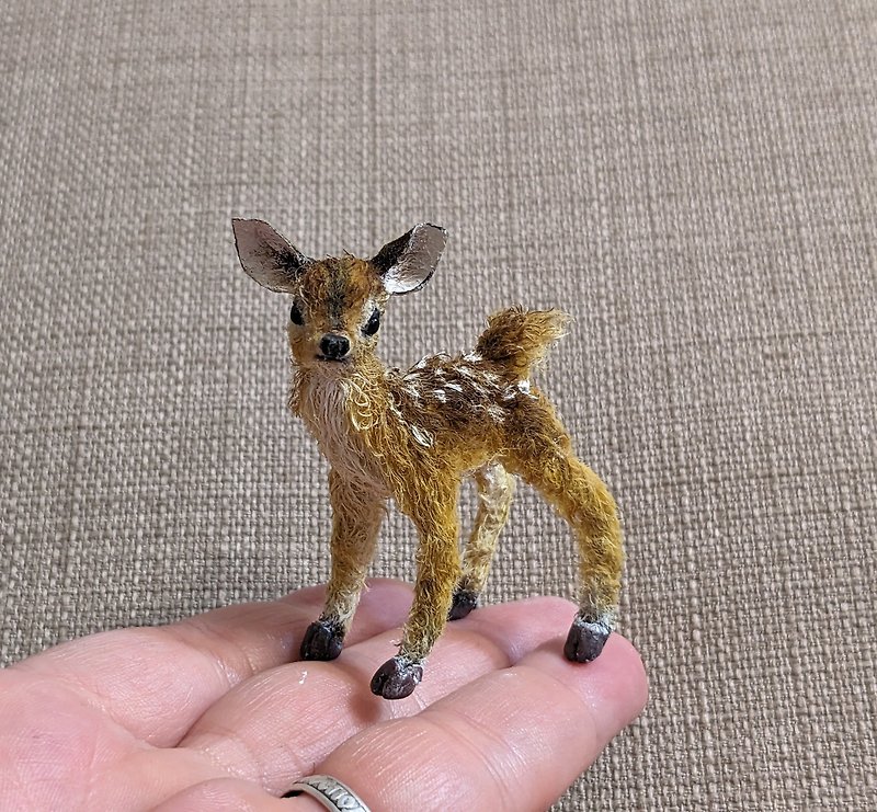 鹿の赤ちゃん - 5 cm。この赤ちゃんは魔法の森からやって来ました。 - 人形・フィギュア - その他の素材 ブラウン