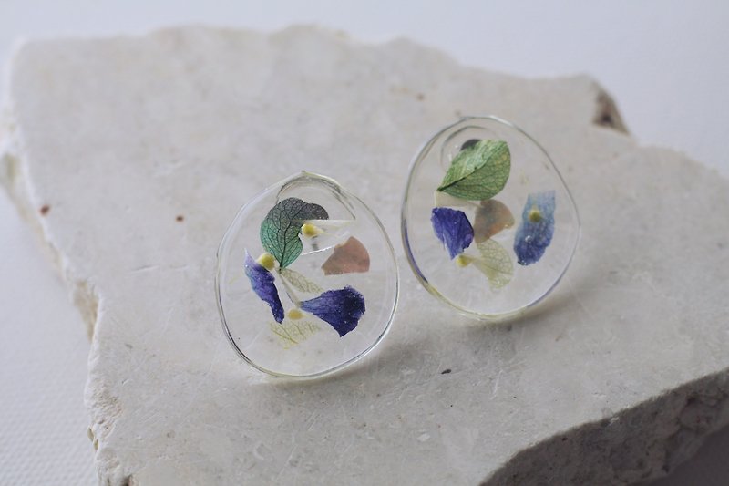 / Flower bush / Dried flower specimen resin earrings / - ต่างหู - พืช/ดอกไม้ สีน้ำเงิน