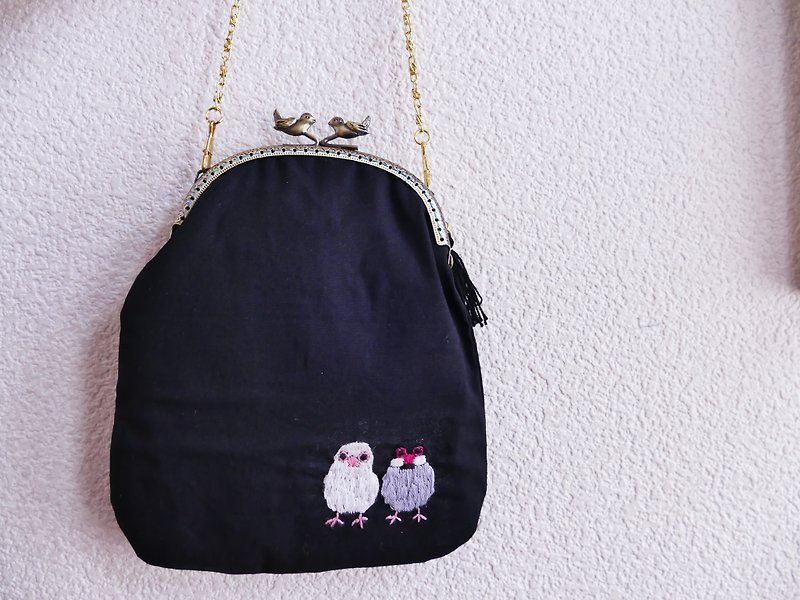 Embroidered shoulder gamaguchi Java sparrow - Messenger Bags & Sling Bags - Cotton & Hemp Black