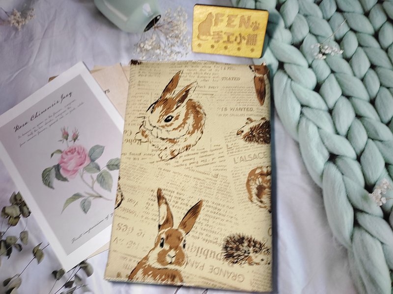 動物系列-厚棉布料-卡其底英文報紙兔布書套-布書衣A5規格-25K手 - 書衣/書套 - 棉．麻 