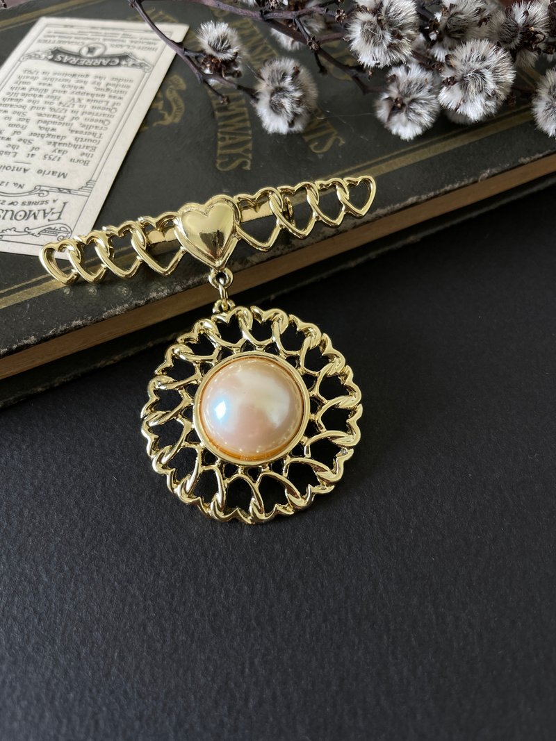 古董Vintage 復古 古著 金色 愛心 垂墜 珍珠 圓形  別針 B86 - 心口針/胸針 - 其他金屬 金色