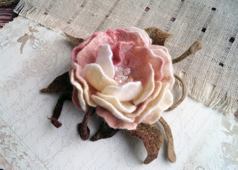 Textile brooch, felt brooch, flower, brooch flower, larger flower, large pin - 心口針/胸針 - 羊毛 粉紅色