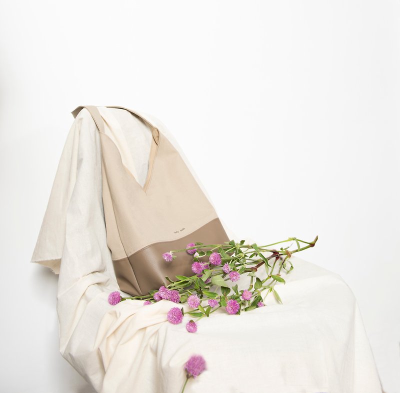 Everyday Shoulder Bag in Warm Taupe - กระเป๋าแมสเซนเจอร์ - ผ้าฝ้าย/ผ้าลินิน สีกากี