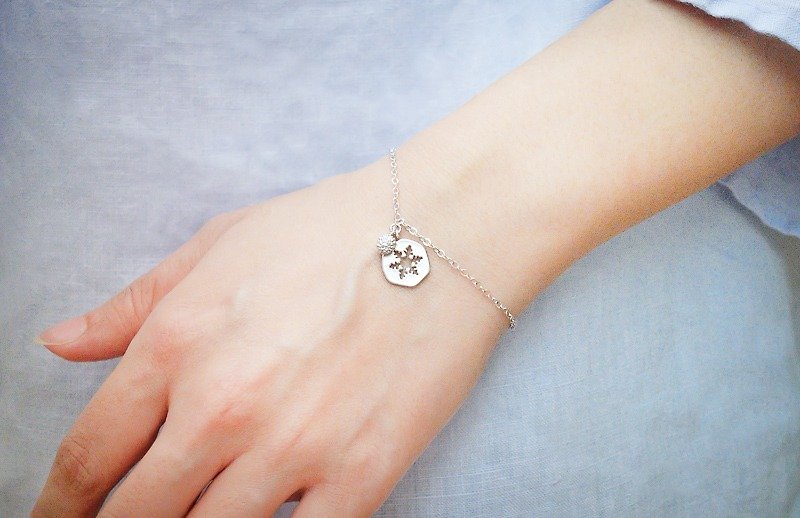 ROPEshop [snowflake fluttering] bracelet. Silver Platinum - สร้อยข้อมือ - โลหะ สีเงิน