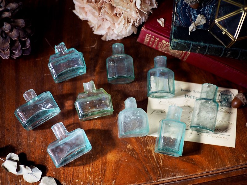 British antique mini glass ink bottle for sale - ของวางตกแต่ง - แก้ว 
