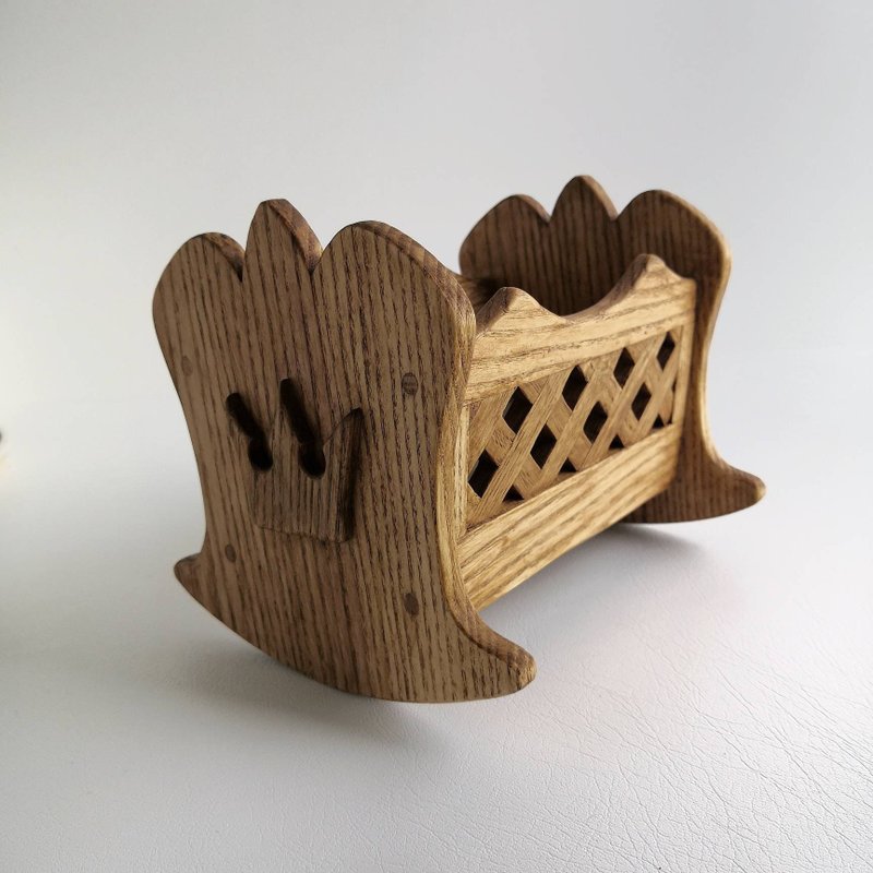Cradle bed dollhouse. A miniature crib for a doll. Wooden cradle with mattress - 公仔模型 - 木頭 