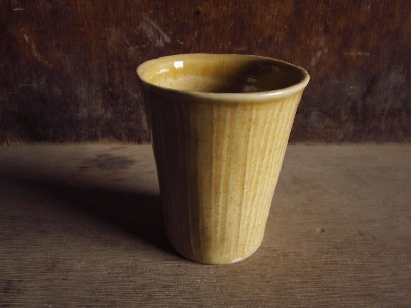 ストレート刻まカップをつまんマウンテン黄色の花 - 急須・ティーカップ - 陶器 