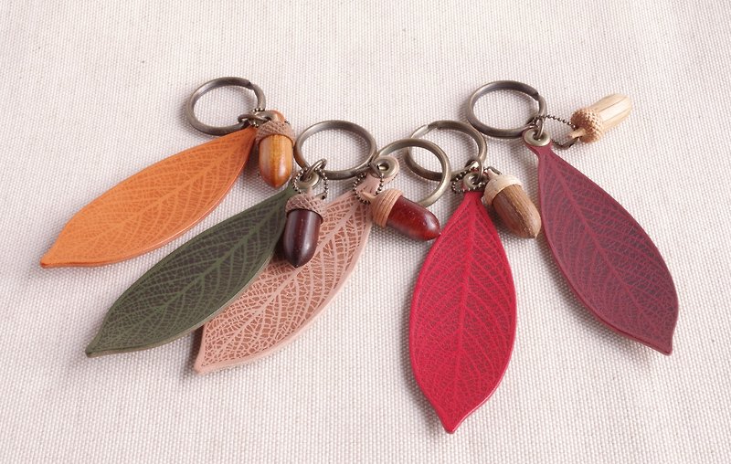 革の葉っぱと木彫どんぐりのキーホルダー 組み合わせ自由 - キーホルダー・キーケース - 木製 多色