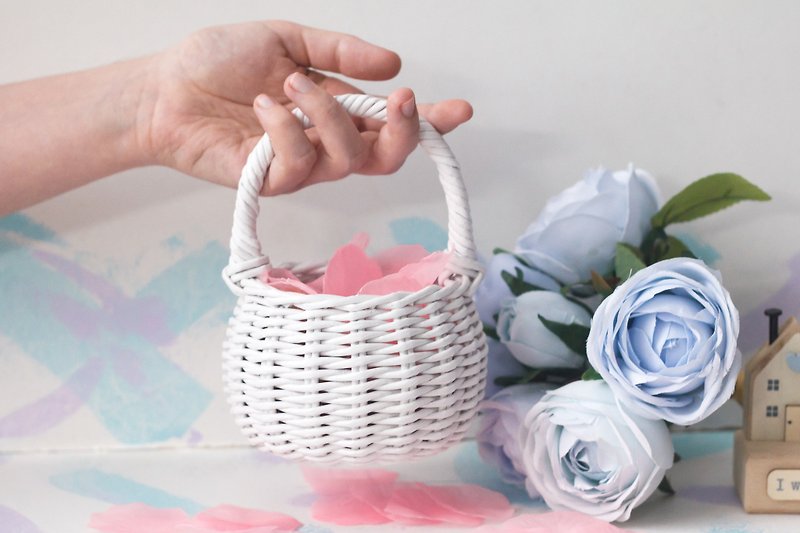 Small white flower girl basket with handle - 收納箱/收納用品 - 紙 白色