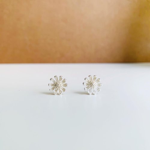 ciao metal design 925純銀 / 霧白可愛 • 小雛菊耳針