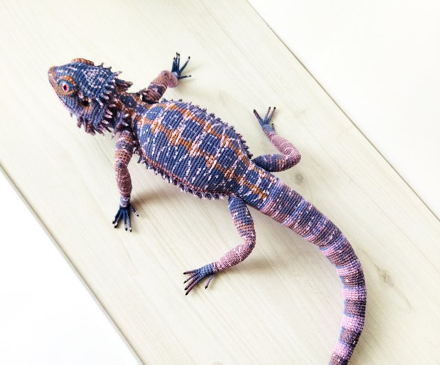 リアルな紫の髭があるドラゴンアガマインテリアフィギュア