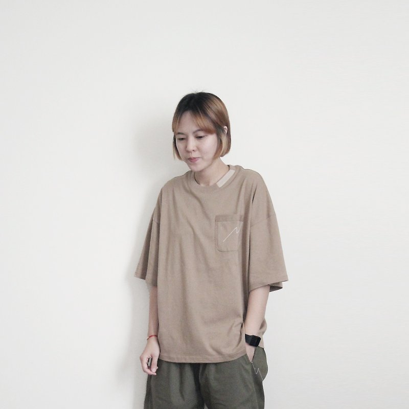 Made in Taiwan Khaki Neckline Five-point Sleeve Top Lightning Line Pocket Cotton- Khaki - เสื้อยืดผู้หญิง - ผ้าฝ้าย/ผ้าลินิน สีกากี