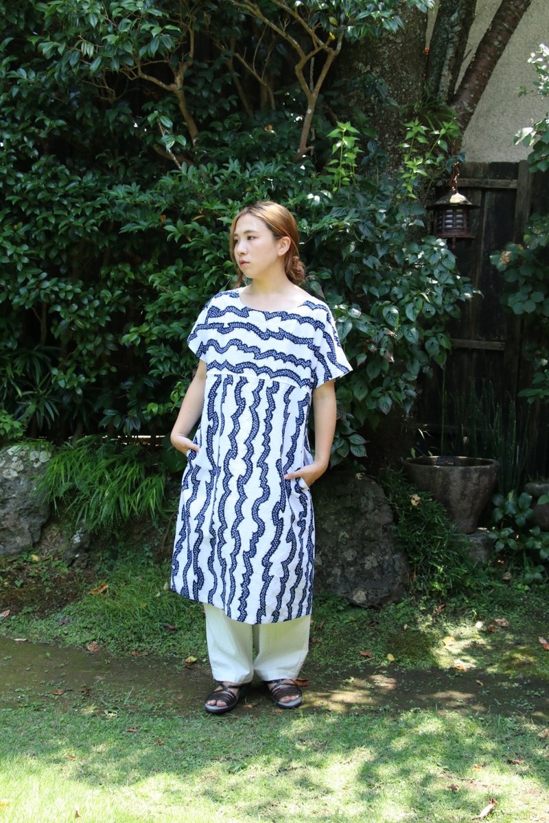 浴衣リメイク 波の文様ドルマンスリーブワンピース - 洋裝/連身裙 - 棉．麻 藍色