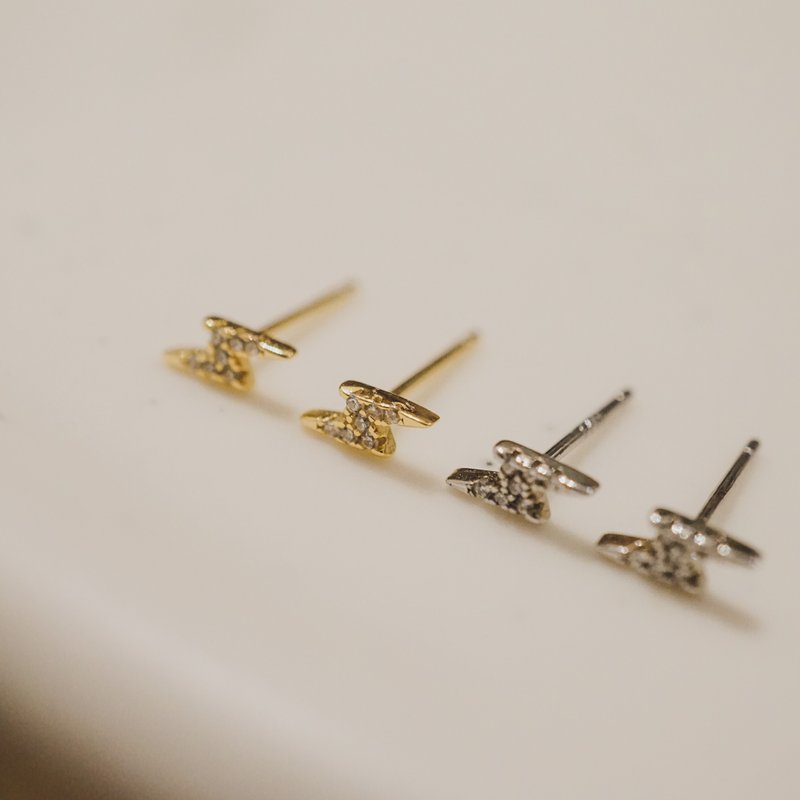 Teeny Tiny Lightning Stud Earrings - ต่างหู - โลหะ 