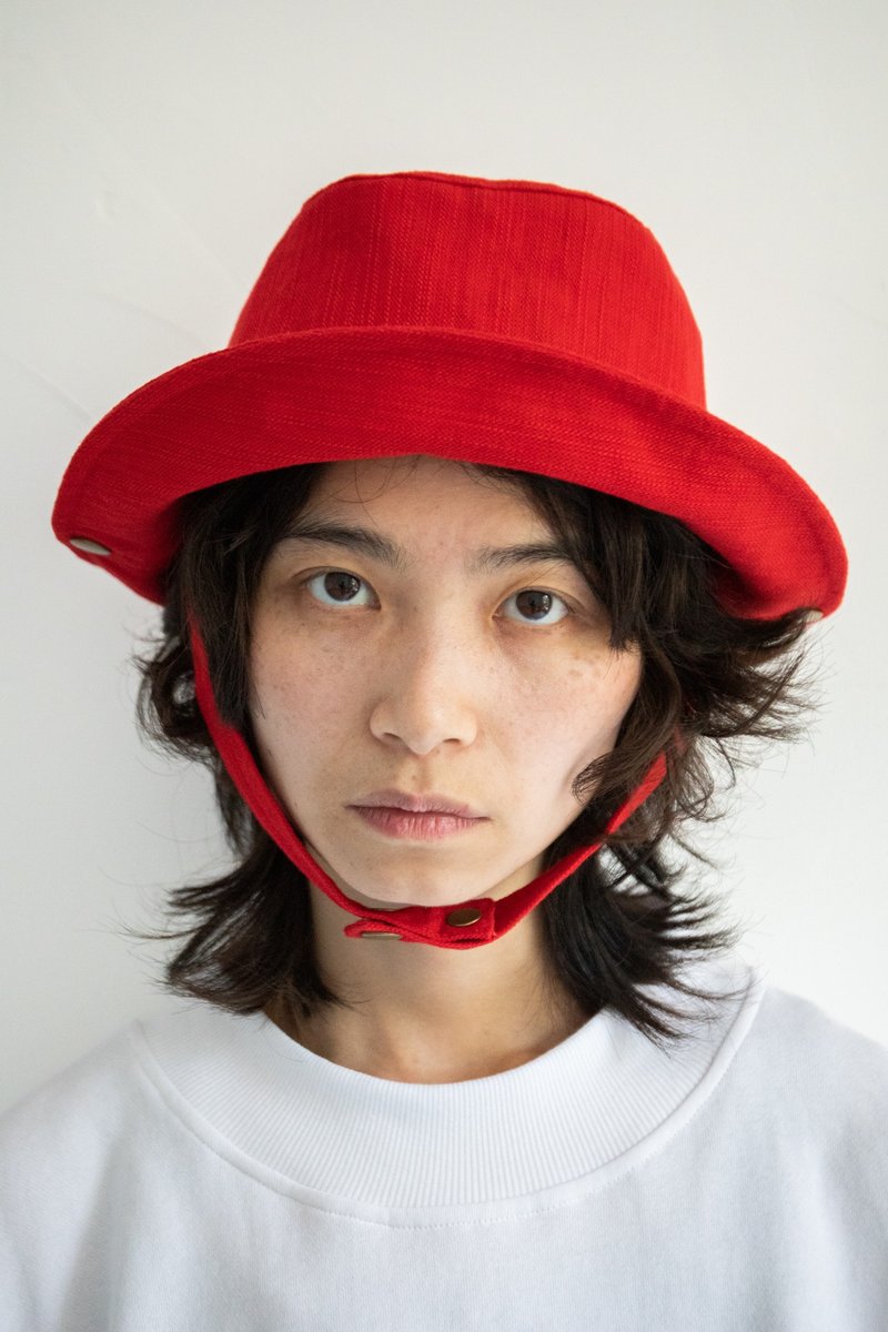 Car Plug Station 2024SS Spring and Summer Red Thick Cotton Eye-catching Design Double-sided Hidden Button Hat - หมวก - ผ้าฝ้าย/ผ้าลินิน สีแดง