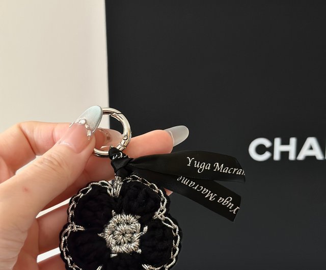 かぎ針編みのカメリアキーチャーム - ショップ yugamacrame