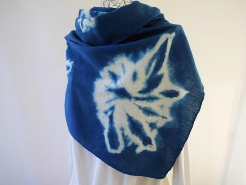 （ジャパネスク)藍の絞り染め・大判楊柳コットンストール - 絲巾 - 棉．麻 藍色