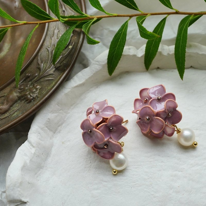 Hydrangea pearl handmade resin earrings - Earrings & Clip-ons - Resin Blue