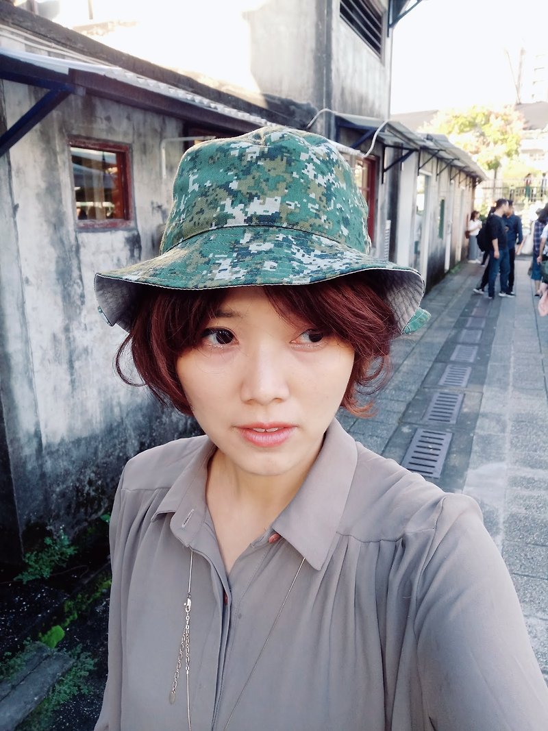 Camouflage Double-sided Water Repellent Buket Hat - หมวก - ผ้าฝ้าย/ผ้าลินิน สีเขียว