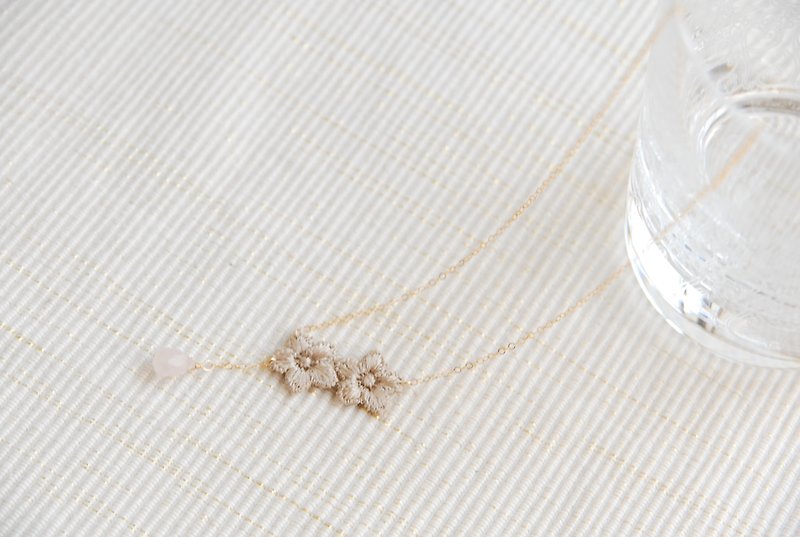 Lace and drop stone necklace beige (14kgf) - สร้อยคอ - เครื่องเพชรพลอย สึชมพู