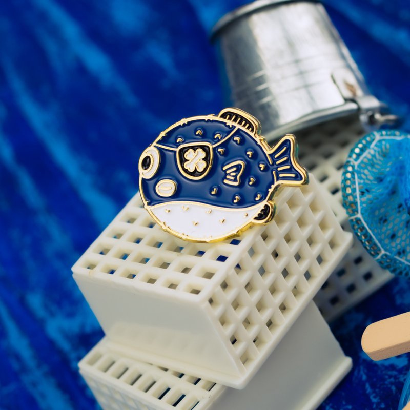 Pufferfish Pirate Enamel Pin - 胸針 - 其他金屬 藍色