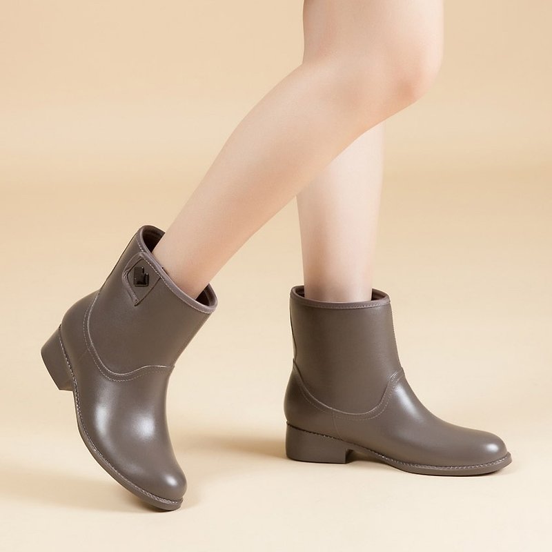 【英倫的雨季】無縫率性短筒雨靴_雅緻駝(25) - 女款短靴 - 防水材質 卡其色