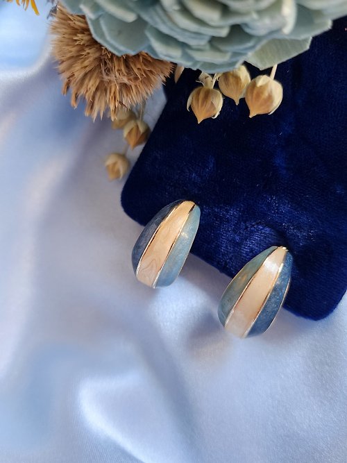 Hale黑爾典藏西洋古董 美國西洋古董飾品 / 美國製莫蘭迪混色琺瑯彎形復古夾式耳環