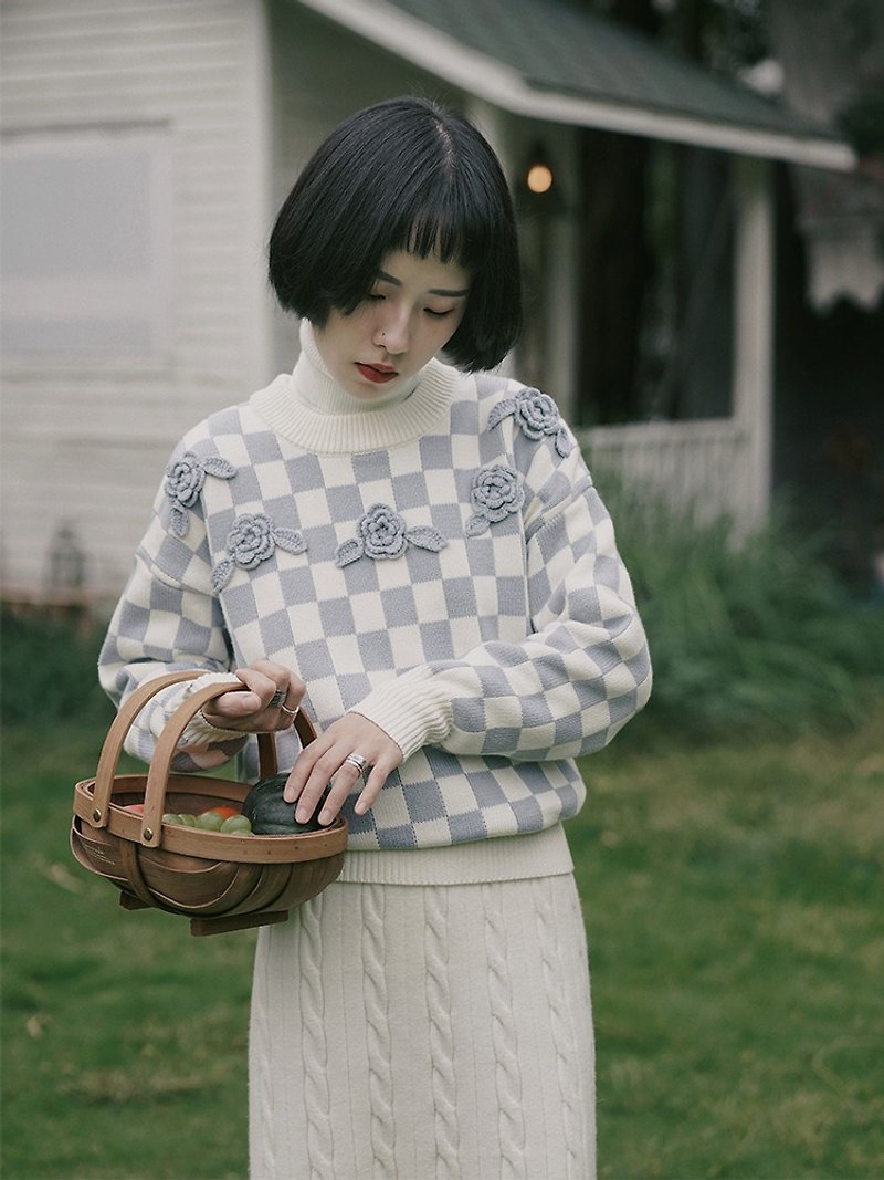 Blue and white plaid round neck handmade three-dimensional flower loose sweater retro French hedging college style sweater - สเวตเตอร์ผู้หญิง - ผ้าฝ้าย/ผ้าลินิน สีน้ำเงิน