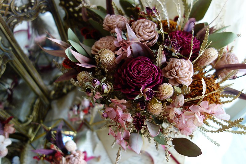 Wedding floral decoration ~ retro rose bouquet / flower hair accessories / wrist flower / corsage set - ช่อดอกไม้แห้ง - พืช/ดอกไม้ สีแดง