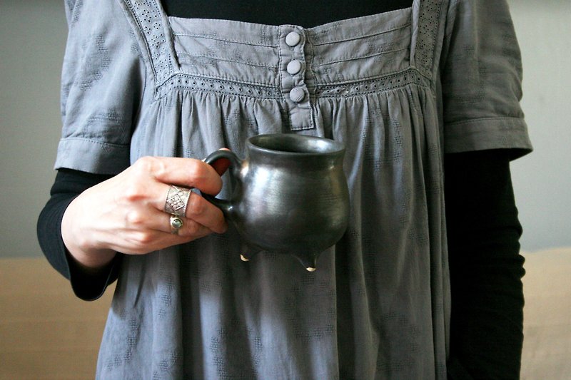 Ceramic cauldron mug Pottery witch cauldron cup Witches brew black cauldron - 杯/玻璃杯 - 陶 多色