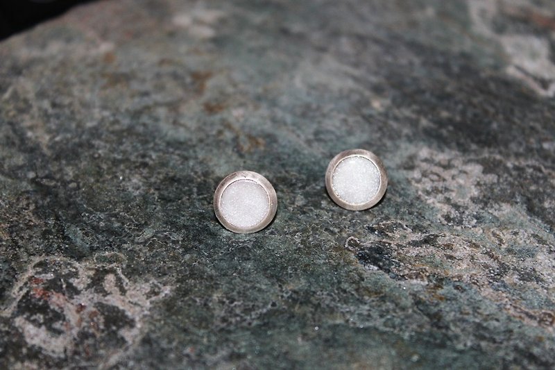 Pearly white sterling silver round pin earrings - Earrings & Clip-ons - Pottery White