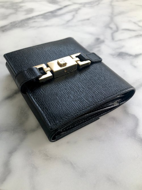 GUCCI ブラック レザー 二つ折り財布 楽天市場】GUCCI グッチ小銭入れ付き2つ折り財布型押しブラック