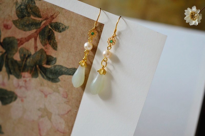 Qinlan gentle and beautiful Hetian jade magnolia earrings earrings - ต่างหู - หยก 