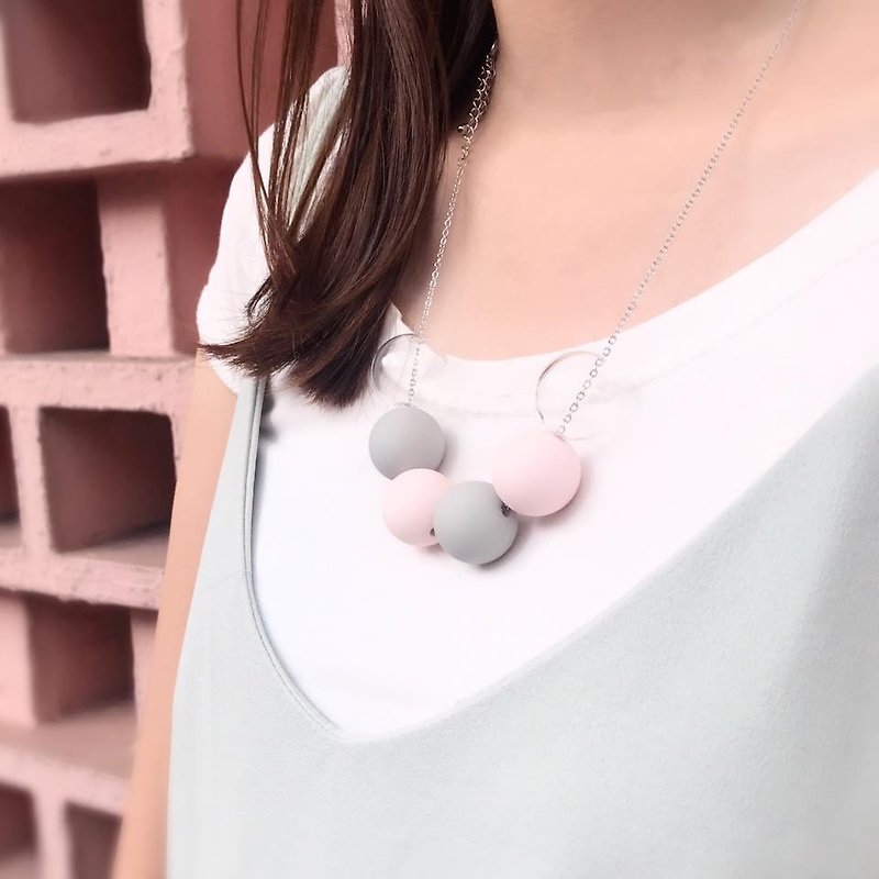 LaPerle Early Summer Pink Gray Christmas Gift Geometric Glass Bead Bubble Round Pearl Transparent Necklace Necklace Necklace Necklace Birthday Gift Plastic Ball Baby Pastel Pink Blue Necklace Christmas Gift Xmas - สร้อยติดคอ - แก้ว สึชมพู