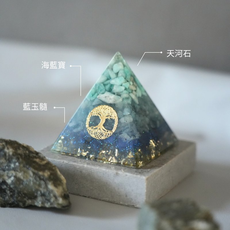 [Aquamarine, Stone, Blue Chalcedony] Orgonite Crystal Energy Pyramid 6x6 cm - Items for Display - Crystal Multicolor