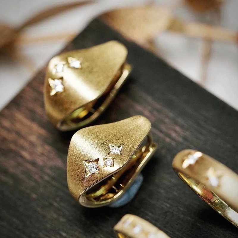 18K matte gold starburst earrings - ต่างหู - เครื่องประดับ สีทอง