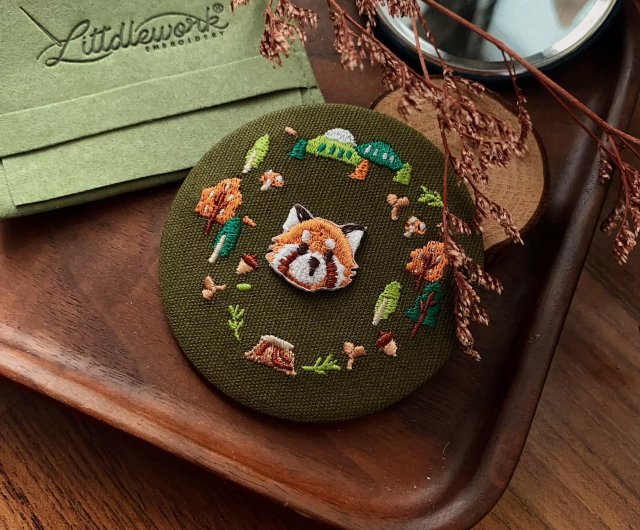 カスタマイズ画像選択] 刺繍馬口ミラー（スエードバッグ付き） - Autumn Forest - ショップ Littdlework  メイク道具・鏡・ブラシ - Pinkoi