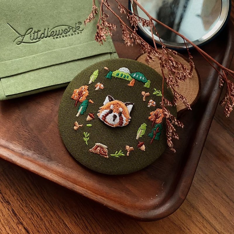 [Customized picture selection] Embroidered horse-mouth mirror (with suede bag) - Autumn Forest - Makeup Brushes - Cotton & Hemp Multicolor