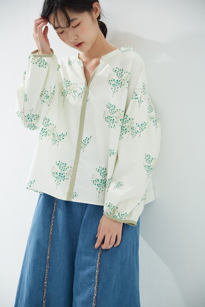 y1, hsuan X Honglin exclusive printed cloth series small V-neck sleeve top tree - Women's Tops - Cotton & Hemp Green