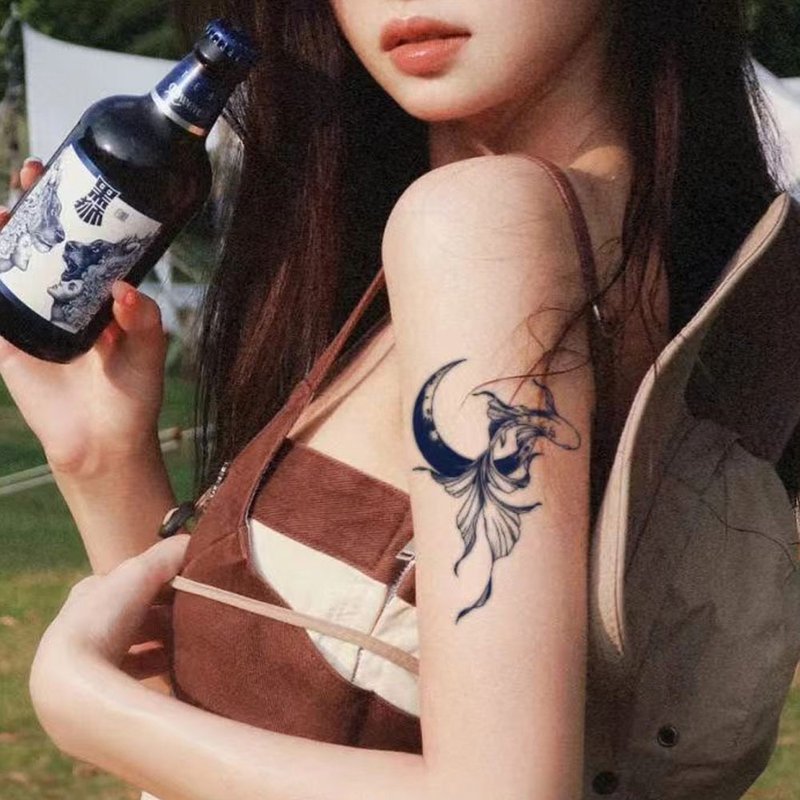 發3張【月亮錦鯉】半永久草本紋身貼甜酷仿真持久防水效果超好 - 紋身貼紙/刺青貼紙 - 紙 多色