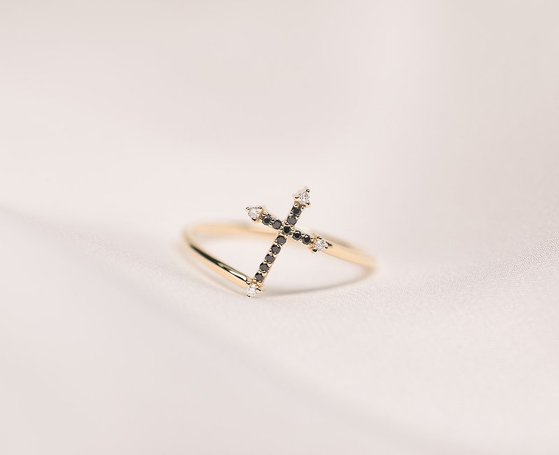 【黑鑽系列】純18K金十字架黑鑽石戒指 婚戒訂製 對戒設計 R077 - 戒指 - 鑽石 黑色