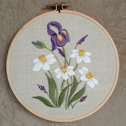 Embroidery Dreams 繡圖 鳶尾花 Embroidered picture Irises and daffodils, hand embroidery wall decor